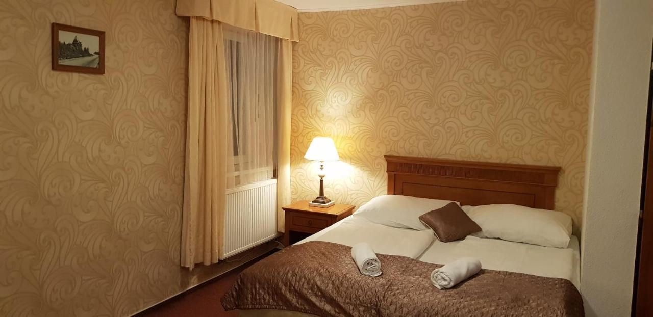 Hotel A Restaurace Pomezi Cínovec المظهر الخارجي الصورة