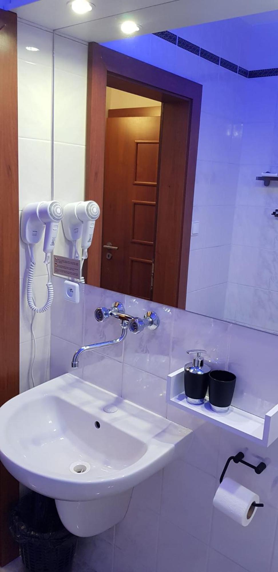 Hotel A Restaurace Pomezi Cínovec الغرفة الصورة